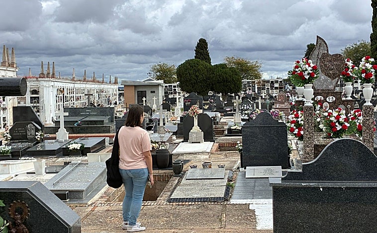 Imagen principal - Día de Todos los Santos en el cementerio de Huelva: «La docena de claveles está carísima»