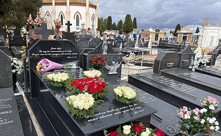 Día de Todos los Santos en el cementerio de Huelva: «La docena de claveles está carísima»