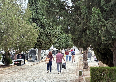 Imagen secundaria 1 - Día de Todos los Santos en el cementerio de Huelva: «La docena de claveles está carísima»