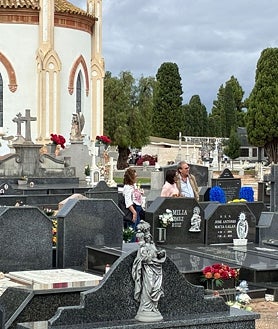 Imagen secundaria 2 - Día de Todos los Santos en el cementerio de Huelva: «La docena de claveles está carísima»