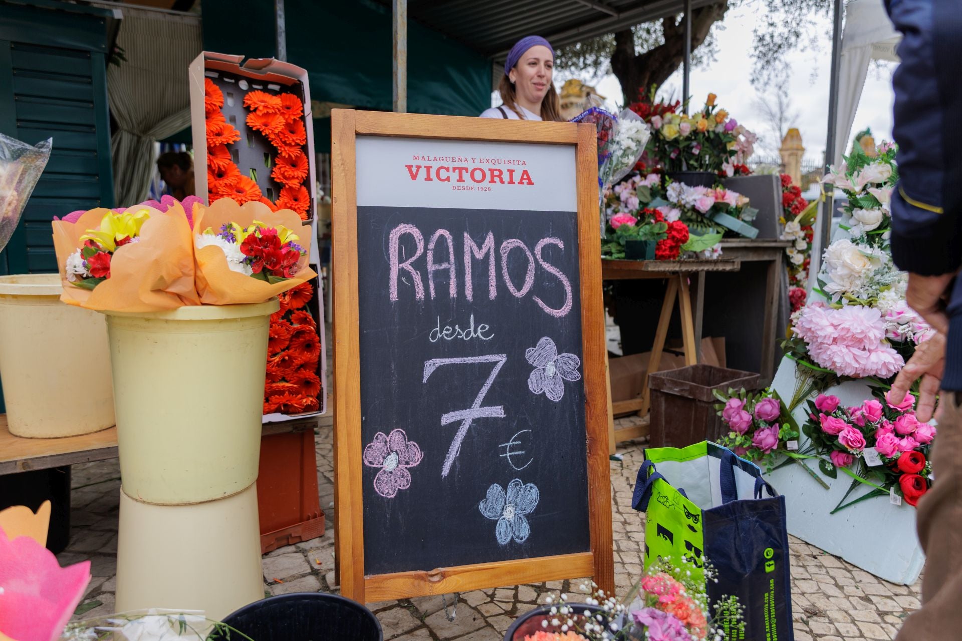 Imágenes del Día de todos los Santos en el cementerio de Huelva