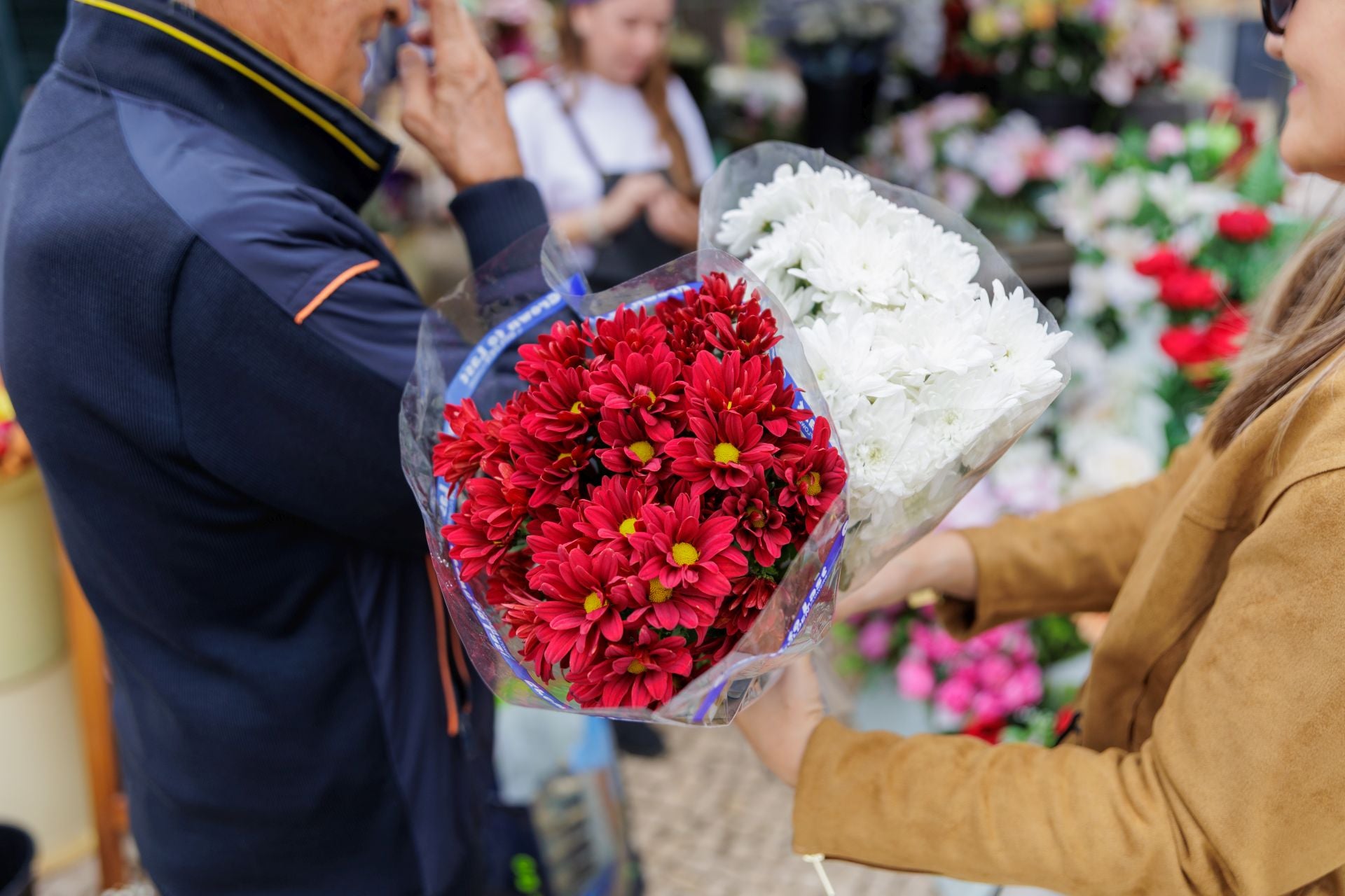 Imágenes del Día de todos los Santos en el cementerio de Huelva