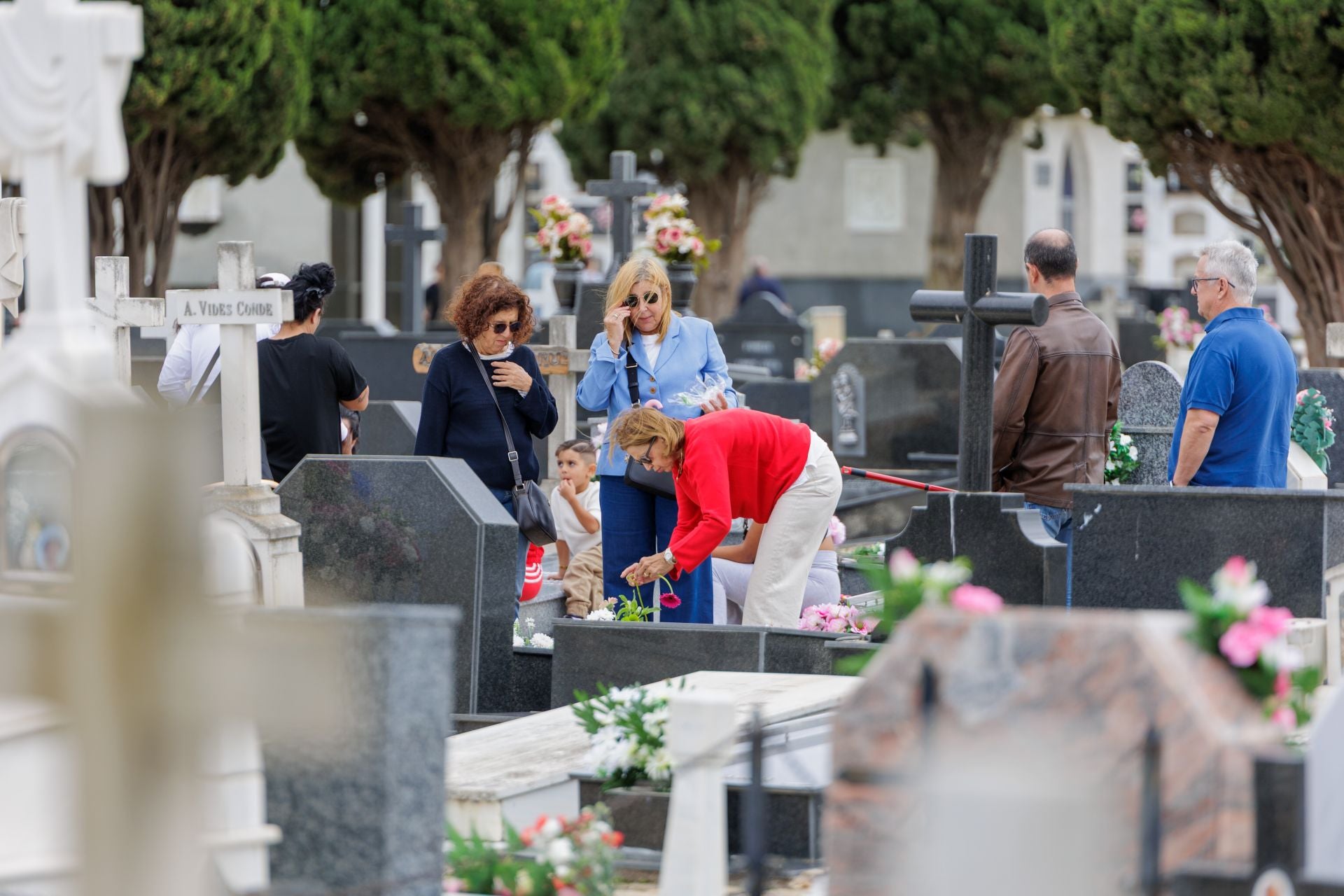 Imágenes del Día de todos los Santos en el cementerio de Huelva