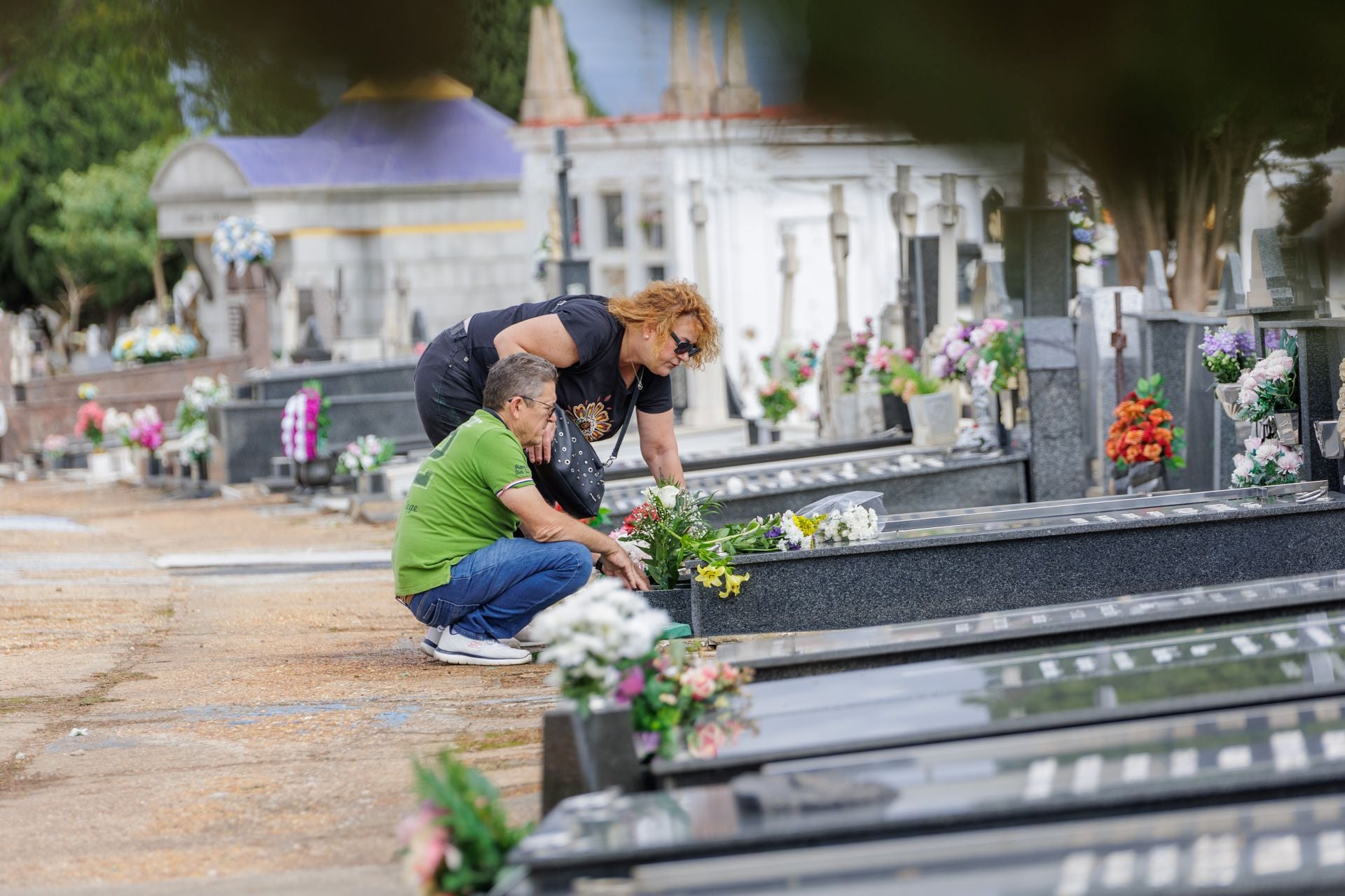 Imágenes del Día de todos los Santos en el cementerio de Huelva