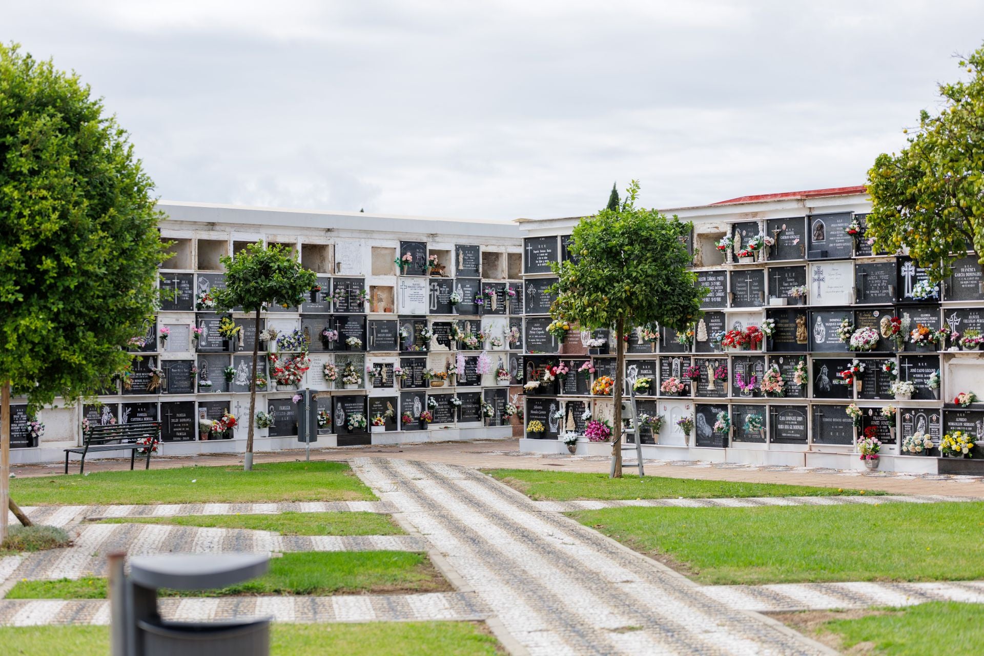 Imágenes del Día de todos los Santos en el cementerio de Huelva