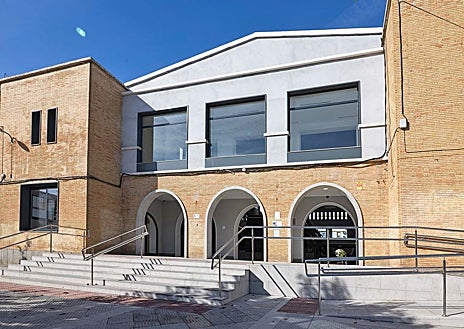 Imagen secundaria 1 - El renovado mercado de San Sebastián de Huelva cumple 100 días: «La aceptación de nuevos clientes nos está dando vida»