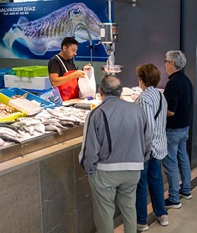 Imagen secundaria 2 - El renovado mercado de San Sebastián de Huelva cumple 100 días: «La aceptación de nuevos clientes nos está dando vida»