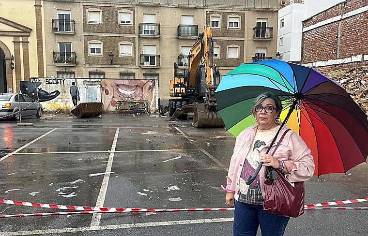 La concejala Rossi junto a lo que queda de la obra de Manomatic