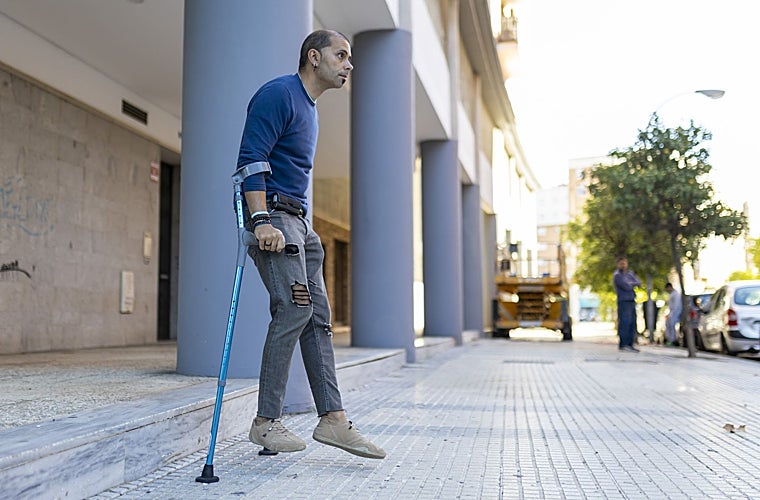 Aitor, saliendo de casa con muletas