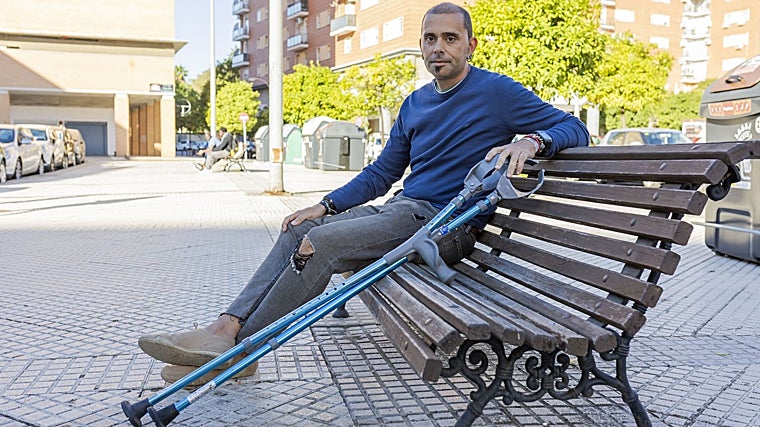 Aitor, sentado en un banco