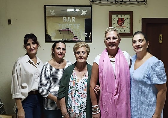 Angelita, en el centro, y sus cuatro hijas: Virginia, Ana, la matriarca, Rosario y Ángeles
