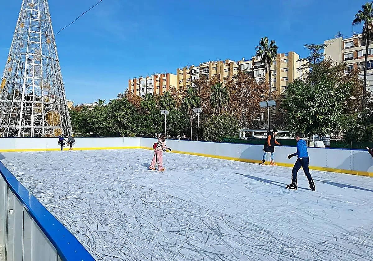 Foto de archivo de la pista de hielo en la plaza del Estadio