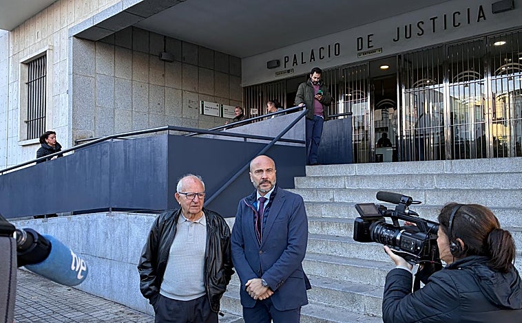 Imagen principal - El padre de Alicia, con Rafael Gavilán, portavoz de la familia, y el abogado Enrique Arroyo, a la puerta de la Audiencia Provincial de Huelva