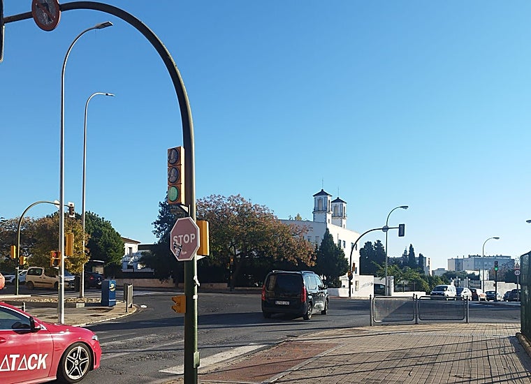 Uno de los tres semáforos que hay en ese complicado cruce de Santa Marta