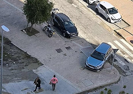 Imagen secundaria 1 - El descampado de propiedad privada en el que aparcan algunos conductores en la zona del cruce de la barriada de Santa Marta provoca que incluso se monten en la acera con su vehículo y muy cerca de los viandantes