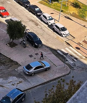 Imagen secundaria 2 - El descampado de propiedad privada en el que aparcan algunos conductores en la zona del cruce de la barriada de Santa Marta provoca que incluso se monten en la acera con su vehículo y muy cerca de los viandantes