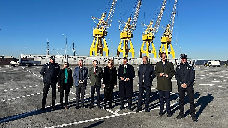 Las autoridades en el acto de presentación de la nueva bolsa de aparcamientos