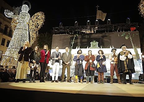 Imagen secundaria 1 - La Gran Vía ya iluminada por el alumbrado navideño y el escenario instalado en la plaza de las Monjas