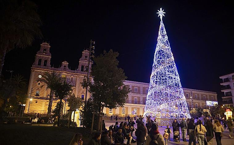 Imagen principal - Colón trae a Huelva la luz de la Navidad desde otro tiempo: «La magia siempre vuelve»