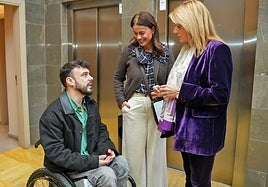 Pilar Miranda y Adela de Mora, esta mañana, hablan con un joven en la Gota de Leche