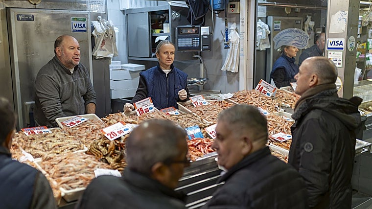 Iván Aragón, pescadero de Huelva, revela cuál será el marisco estrella esta Navidad: «En un kilo entran 6 o 7 piezas. Está gustando mucho y está teniendo salida»