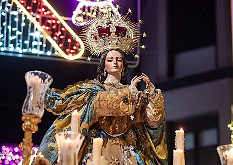 Imagen secundaria 1 - En la imagen superior, las luces de Navidad coronan a la Purísima; sobre estas líneas un par de detalles de la procesión que ha puesto el broche de oro a un año intenso cofrade