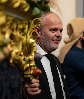 Imagen secundaria 2 - En la imagen superior, las luces de Navidad coronan a la Purísima; sobre estas líneas un par de detalles de la procesión que ha puesto el broche de oro a un año intenso cofrade