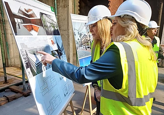 Pilar Miranda conversando con Carolina España sobre un boceto de cómo quedarán las obras