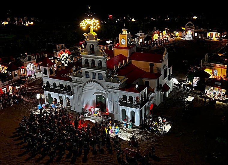 El montaje incluye un juego de luces que representa la aldea de noche