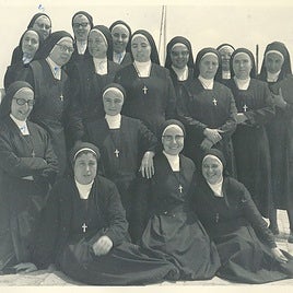 Varias Esclavas del Divino Corazón en el Cardenal Spínola de Huelva en 1970.