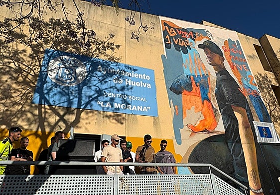 Los amigos de Carlitos, en la inauguración del mural.