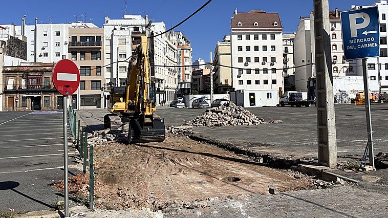 Excavadora en la plaza del antiguo Mercado del Carmen