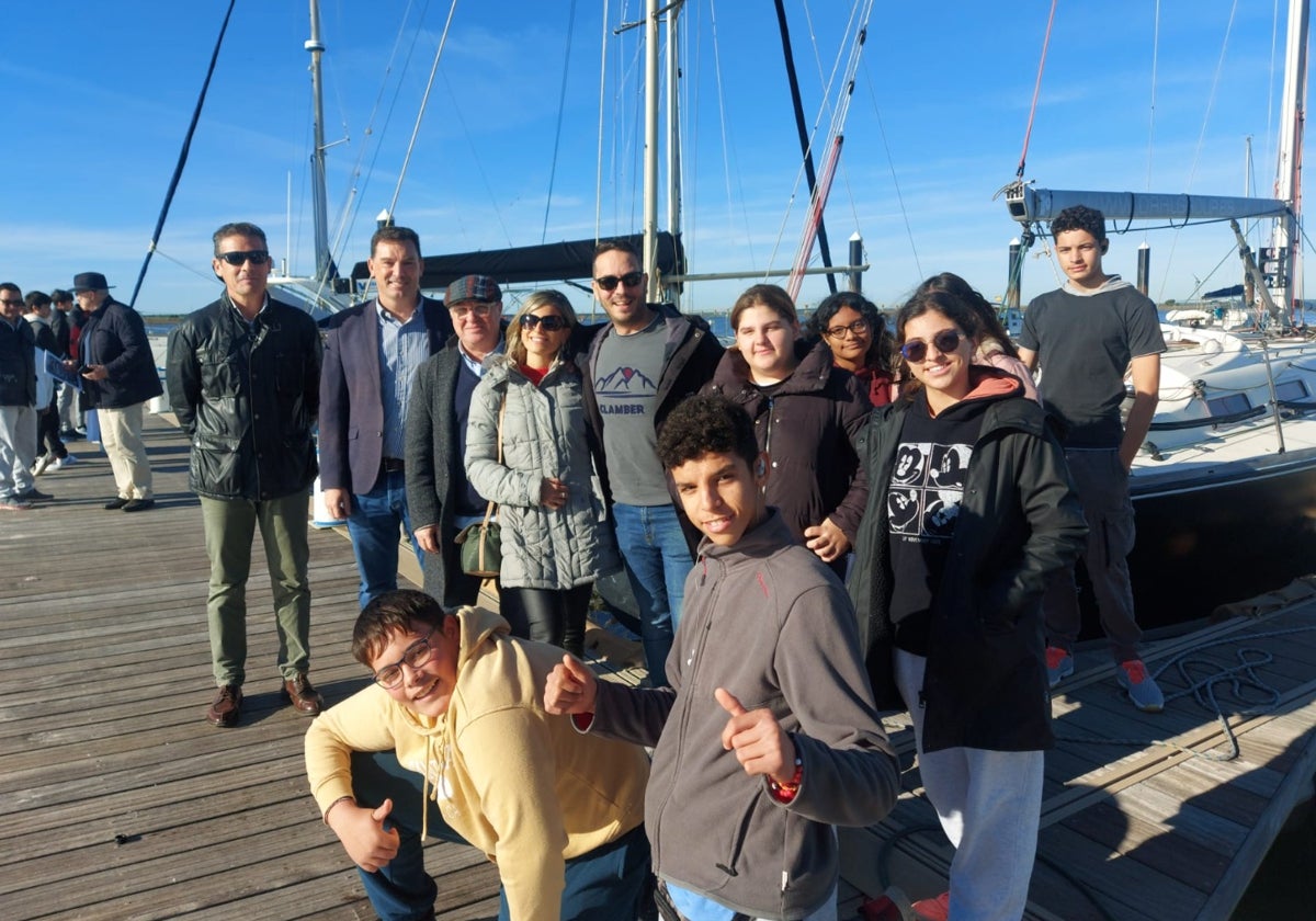 El presidente del puerto junto a los jóvenes de la 'Ciudad de los Niños' en sus prácticas náuticas