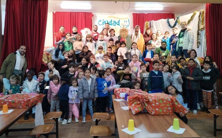 Imagen principal - Sus Majestades los Reyes Magos de Oriente en su visita a la Ciudad de los Niños de Huelva