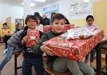 Sus Majestades los Reyes Magos le regalan juguetes y sonrisas al alumnado de la Ciudad de los Niños de Huelva