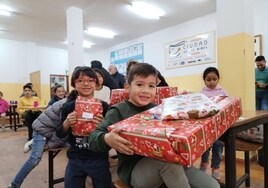 Sus Majestades los Reyes Magos le regalan juguetes y sonrisas al alumnado de la Ciudad de los Niños de Huelva