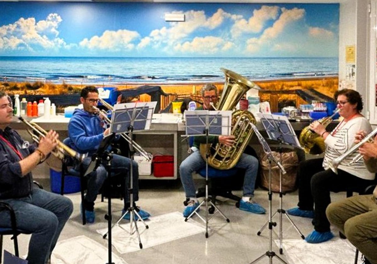 Proyecto del Hospital Juan Ramón Jiménez y Cruz Roja para llevar música a los pacientes de UCI