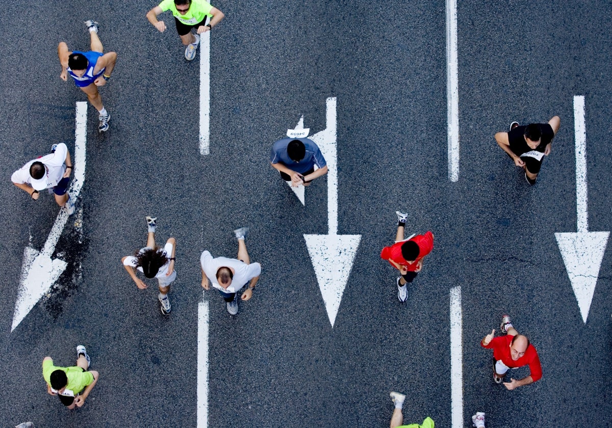 Grupo de corredores participando en una carrera