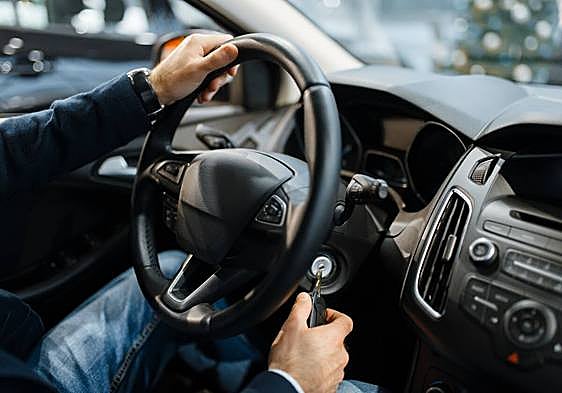 Todo lo que debes saber sobre el modo de emergencia del coche: qué es y qué debes hacer según la DGT