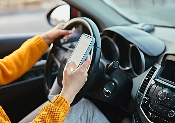 Las multas que te puede poner la DGT por usar el móvil en 2024
