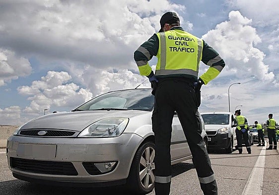 Si llevas una de estas pegatinas en el coche la DGT puede multar: la sanción es de 200 euros