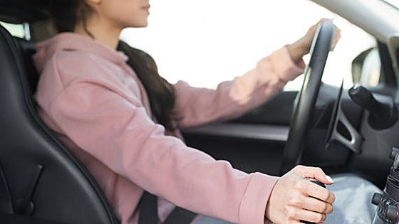 La DGT pone multas de 500 euros por hacer esto con tu pareja en el coche