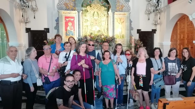 El grupo de invidentes de la ONCE al completo durante la visita a la Hermandad del Rocío de Huelva