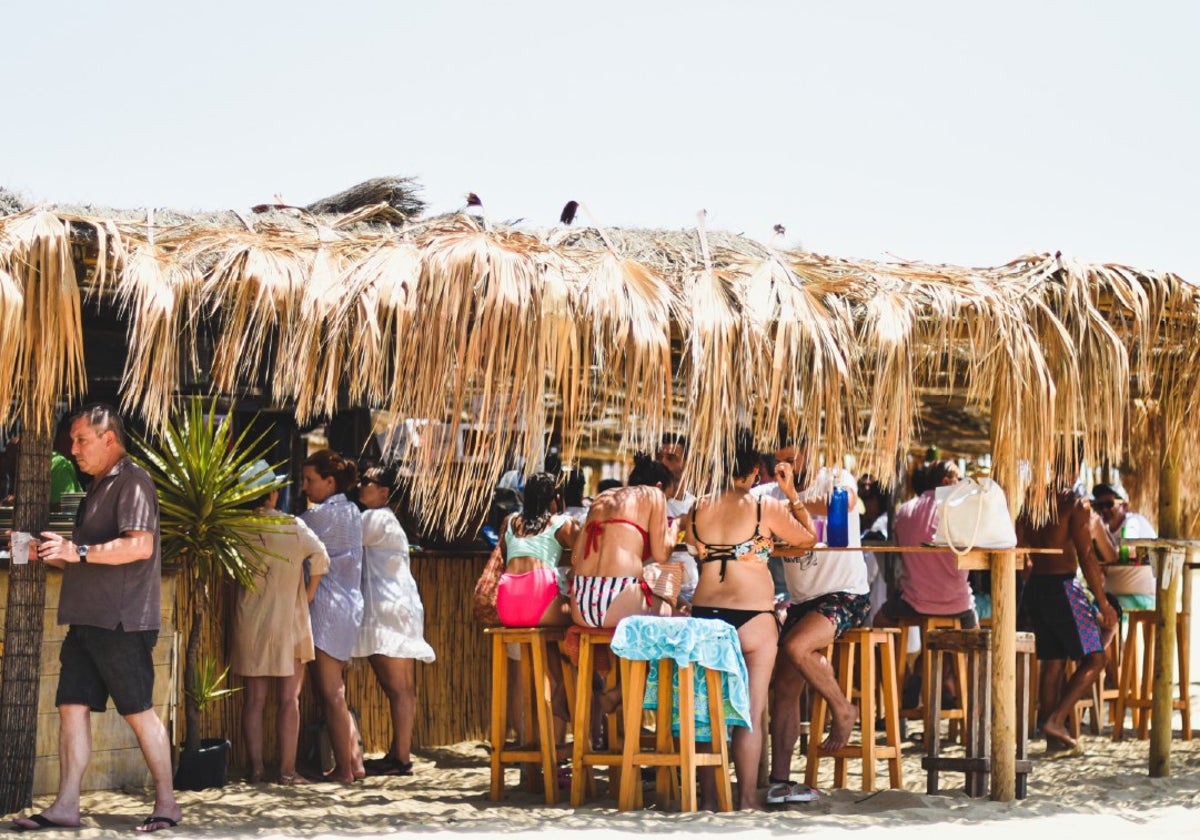 Ambiente en el chiringuito Mosquito Club en la Canaleta de Punta Umbría