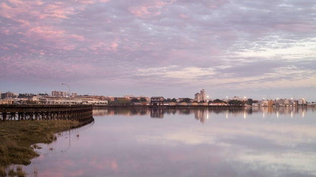 Huelva vista desde la otra orilla del río Odiel