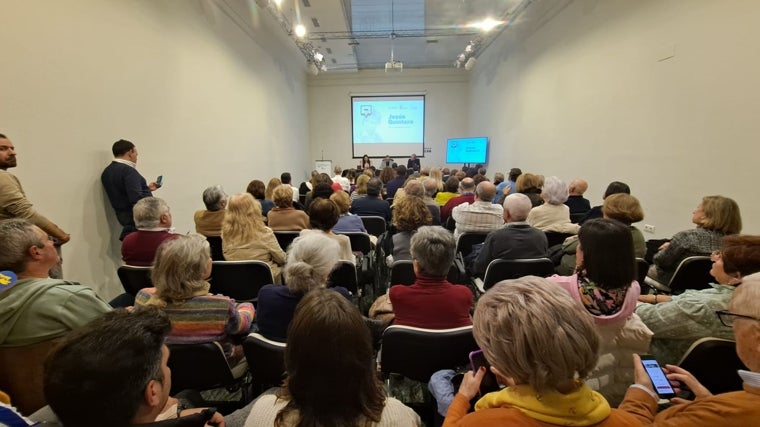 La sala se llenó para escuchar a Andrea Quintero y Paco Lobatón