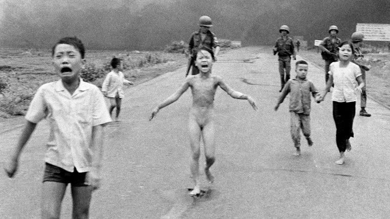 Niña vietnamita huyendo desnuda tras un ataque con napalm