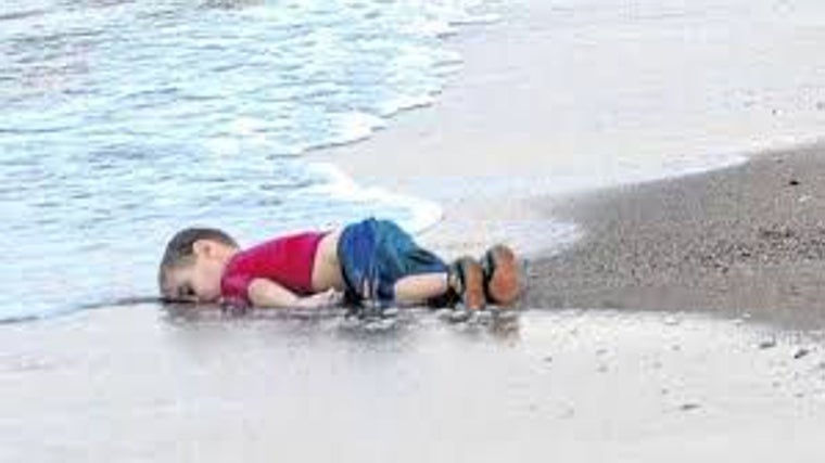 El cuerpo del pequeño Aylan Kurdi, muerto en la orilla