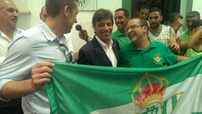 Inauguran en Isla Cristina la peña bética Paco Chaparro