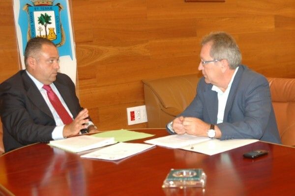 El Ayuntamiento firmará un acuerdo con la UHU para eleborar un plan estratégico
